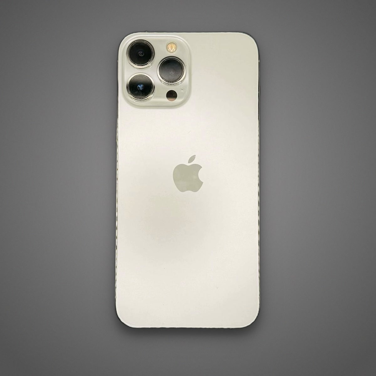 iPhone 13 Pro Max blanco por detrás